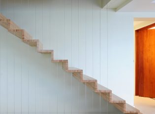 Freestanding staircase with vertical cable guard