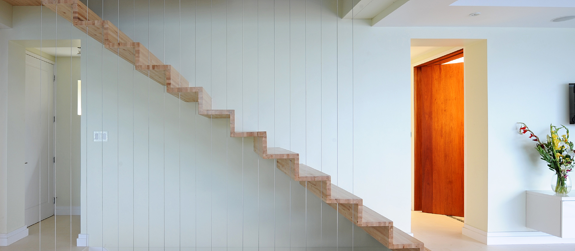 Freestanding staircase with vertical cable guard
