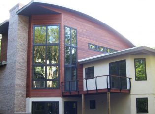 Modern curved roof with curved cable railing posts
