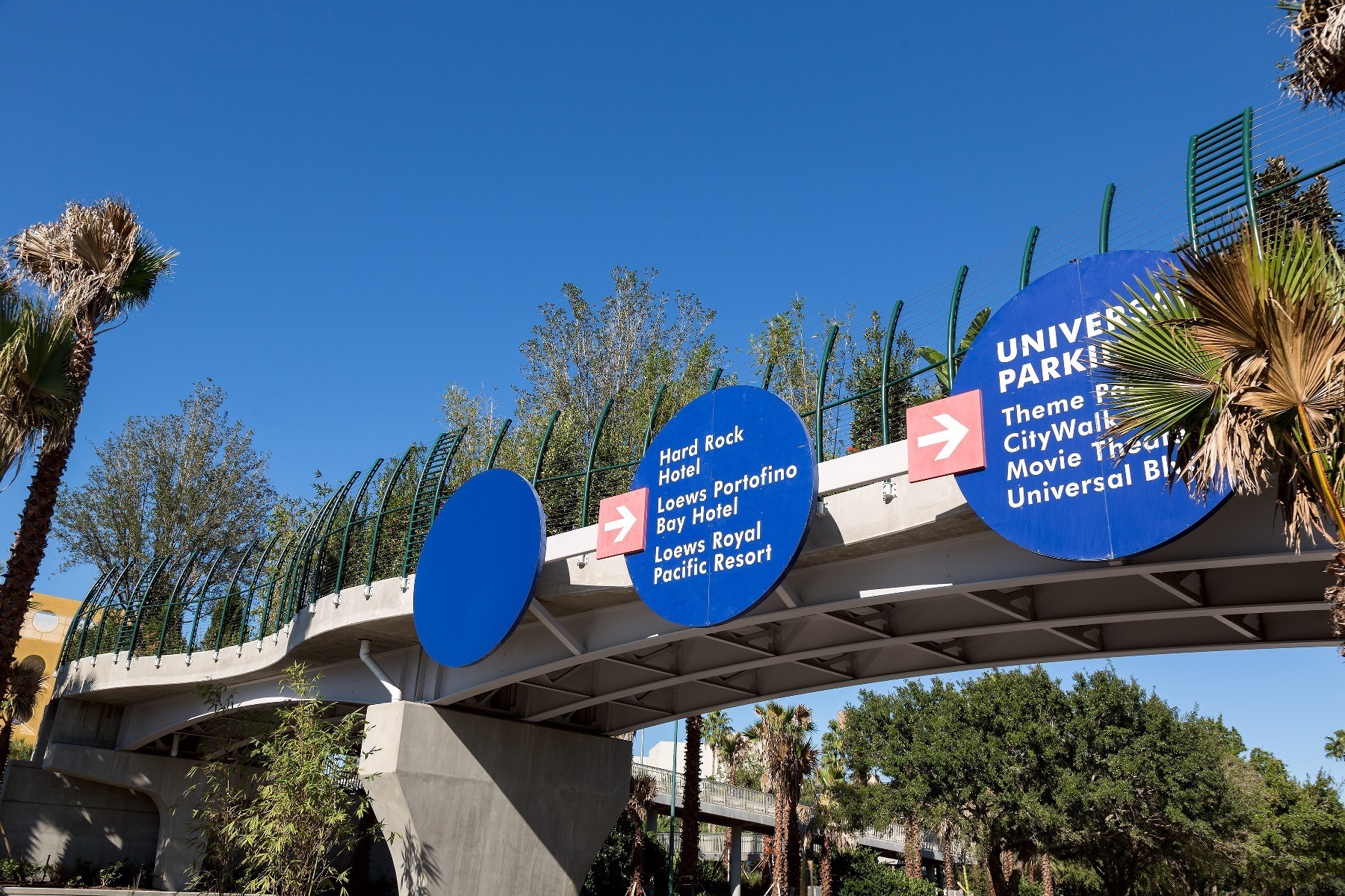 Crowds Walk From The Parking Garage At Universal Orlando Florida On A  Covered Walkway Bridge To The Entrance Stock Photo - Alamy