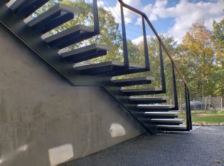 Mono Stringer Stair with wood treads and cable railing