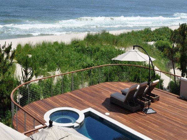 Oceanfront deck with anodized aluminum cable railing