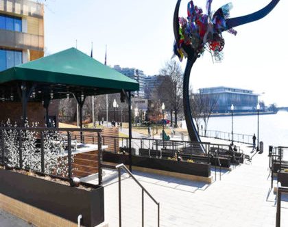 Potomac River front restaurant with outdoor seating and cable railing