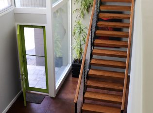 Straight floating staircase with cable railing