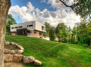 Connecticut residence with complete Keuka Studios cable railing system. 