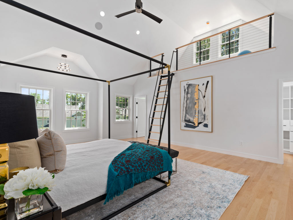 Large Bedroom with Loft and Ladder with cable railings