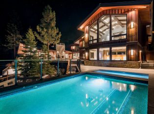 Curved wire rope railing on Villa Harrah Pool