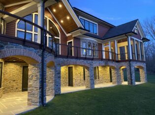 Expansive deck with Black Cable Railing system