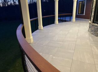 Round deck with curved cable railing system