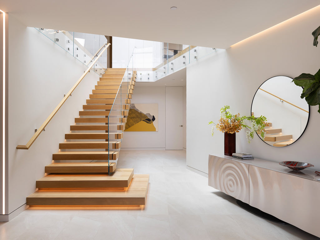 Foyer staircase with Wide landing steps