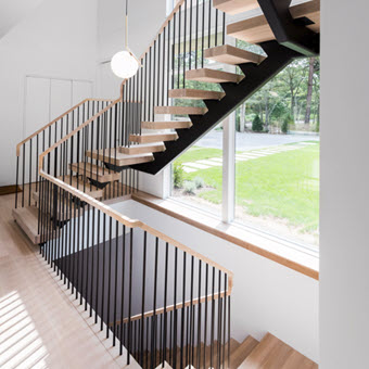 Floating stair with with spindle railing 