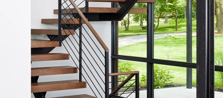 Staircase cantilever in a contemporary home
